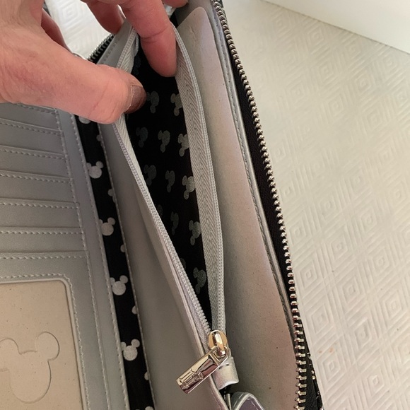 Loungefly x Disney Minnie Mouse Glitter Zip Around Sequin Wristlet Wallet - Picture 13 of 16